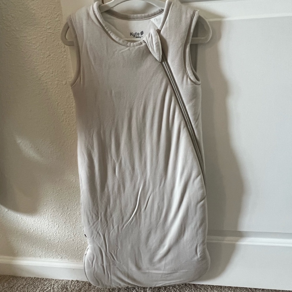 Kyte baby sleep sack in Oat, size small, tog 2.5